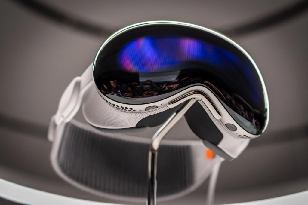 Apple Vision Pro in-store February 2, pre-orders start January&nbsp;19