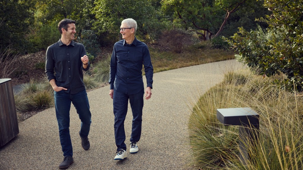 BREAKING: Tim Cook steps down from&nbsp;CEO